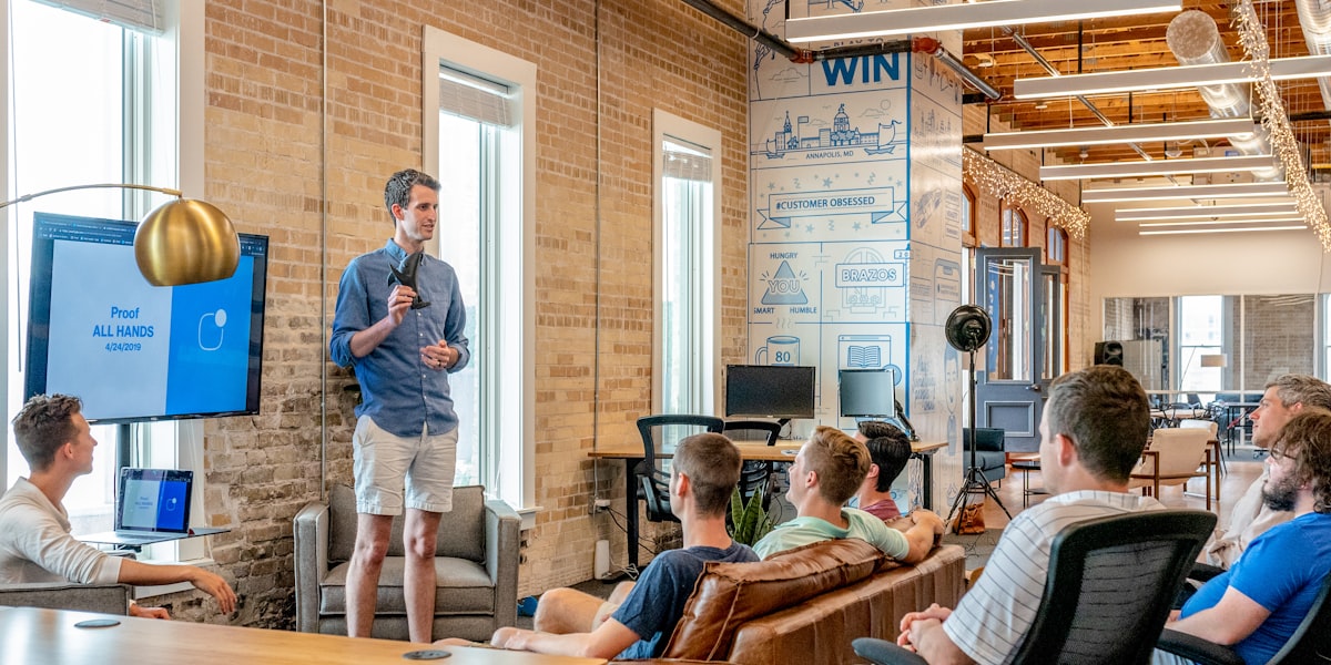 Omnichannel Contact Centers: Connecting Voice, Chat, Email & Social Media